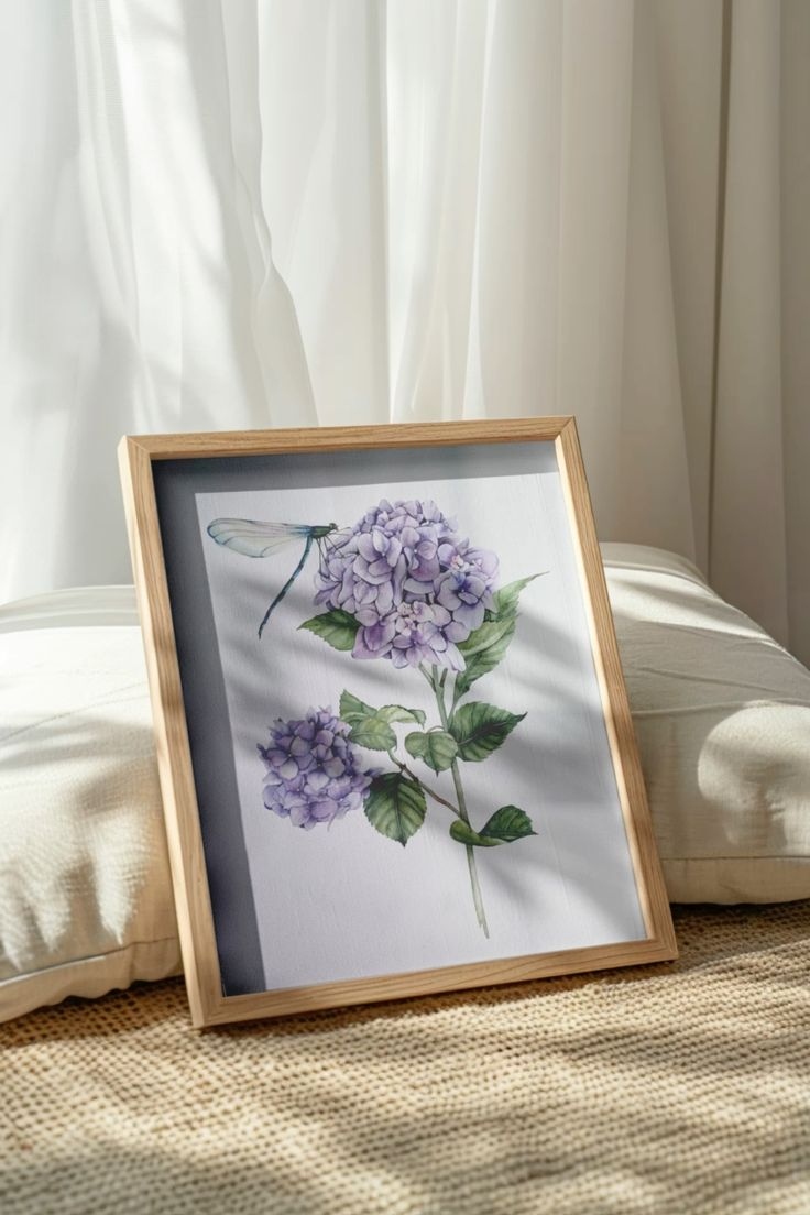 Акварель с гортензией и стрекозой в деревянной раме