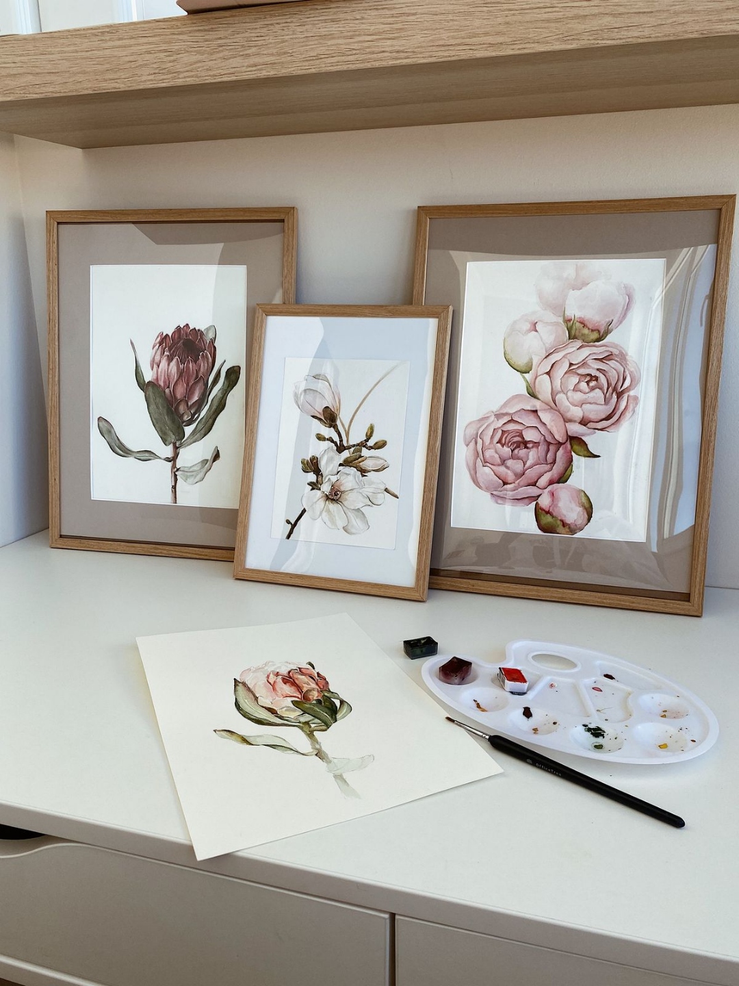 Три акварели с цветами на полке